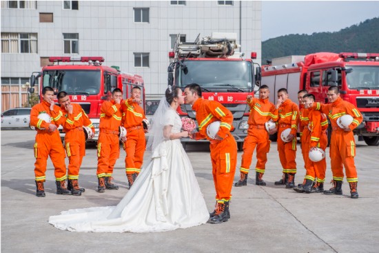 交警的婚纱照_交警卡通图片