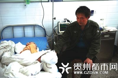 父亲从铜仁来到贵阳的10岁男孩小海(化名)在贵钢职工医院做了截肢手术