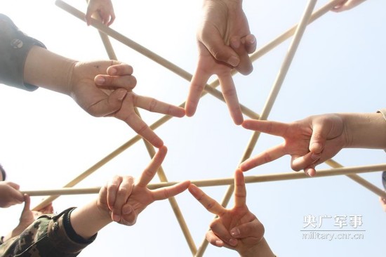 凌空劈杀!北京武警女兵练应急棍棍术