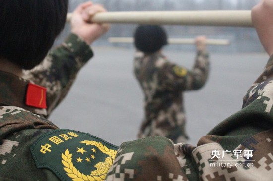 凌空劈杀!北京武警女兵练应急棍棍术