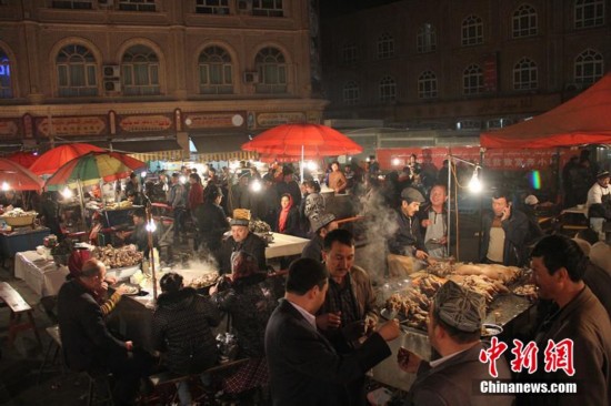 新疆喀什夜市美食荟萃人流如织至凌晨