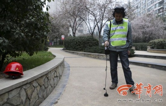 神器!工作人员用听诊器看小区管道是否漏水