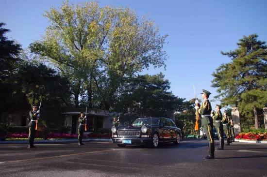 完成钓鱼台国宾馆警卫和司礼任务首都机场,官兵正在组织上勤.