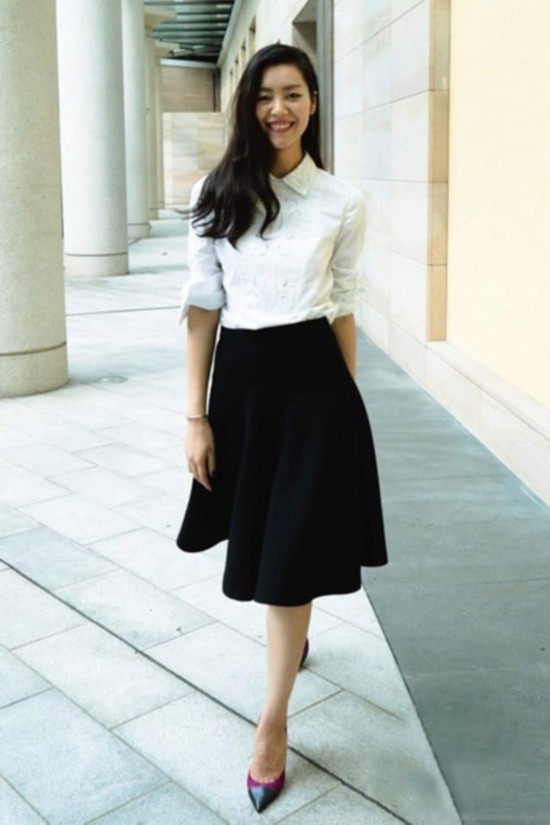 最经典的白衬衫搭配黑色半身裙,尽显清新知性的气质,衬托出简约优雅.