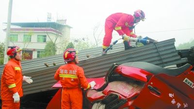 凤凰县车祸,消防大队迅速出动救援官兵解救被