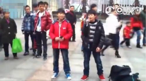 王俊凯王源街头唱歌 tfboys为什么这么红:三小