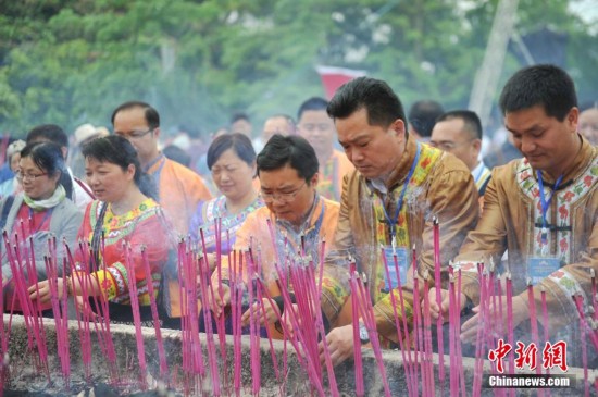 广西壮族民众用特色美食五色饭祭拜始祖布洛陀