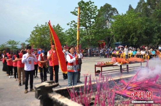 广西壮族民众用特色美食五色饭祭拜始祖布洛陀