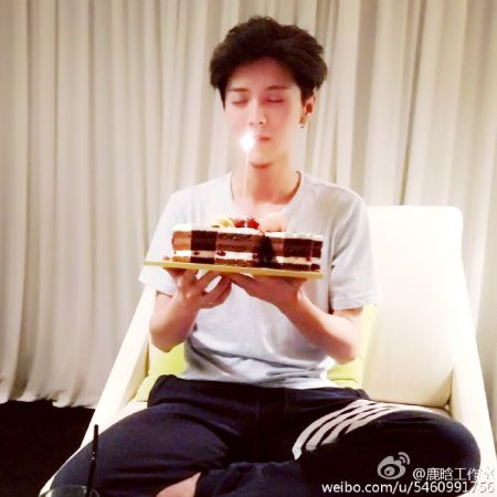 鹿晗26岁生日手捧蛋糕许愿 网友纷纷送祝福