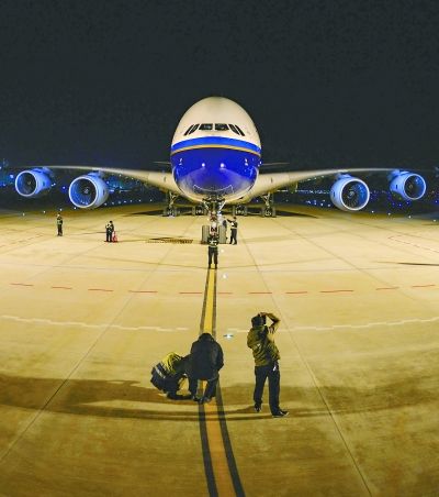 空客A380连续起降8次 天河机场第二跑道试飞