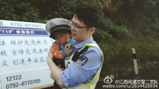 交警安慰车祸受惊幼儿 为其戴上警帽