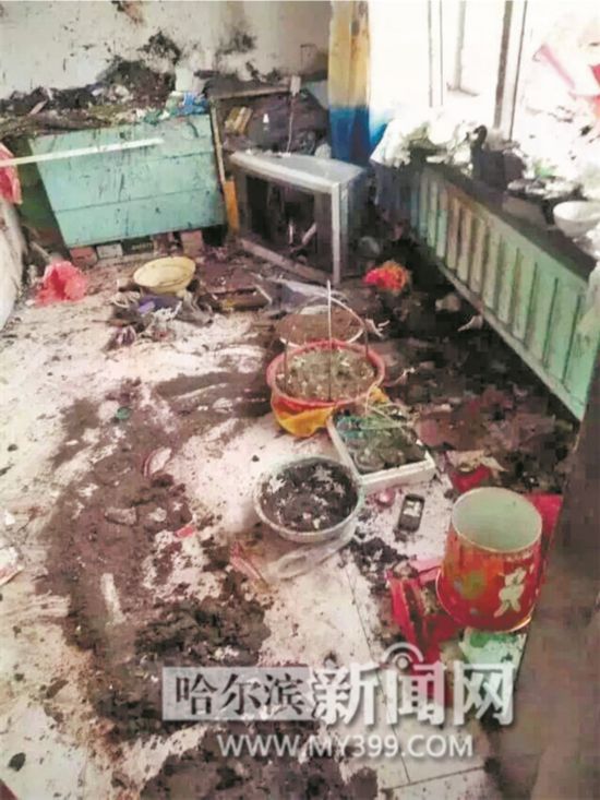 拔下充电器瞬间手机电视接连爆炸 一男子不幸被炸身亡