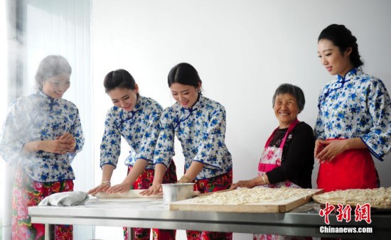 城市旅游小姐山东为好妈妈手?长寿面送祝福