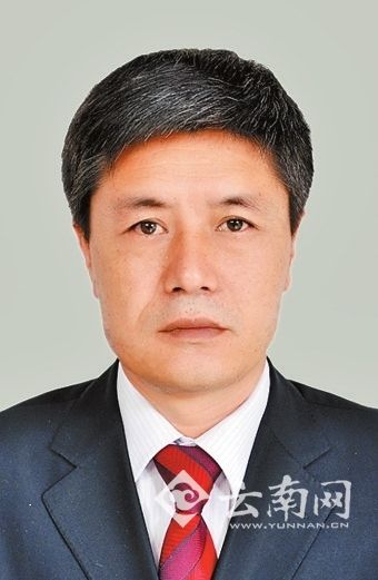 历任玉溪地区交通局副局长,通海县委副书记,书记,江川县委书记等职.