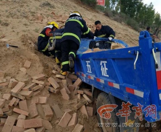 靖边一农用三轮车刹车失灵撞上土坡 司机被卡