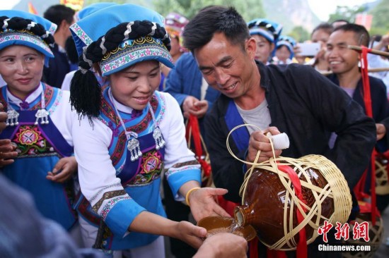 贵州兴义楼纳村布依族共庆开秧节(高清组图)