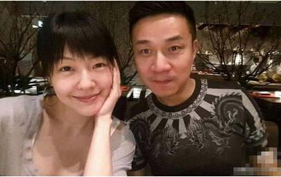 小S低胸装和老公恩爱自拍 两人结婚十一年已育