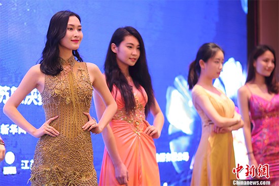 第65届世界小姐中国区冠军袁璐(左)领衔众佳丽一起亮相南京.