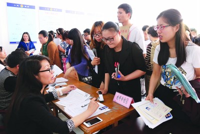 连云港东海招聘200名镇村教师 报名场面火爆