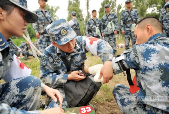 空军新一批卫勤学兵完成实战化演练毕业考核(