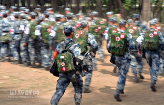 空军新一批卫勤学兵完成实战化演练毕业考核(