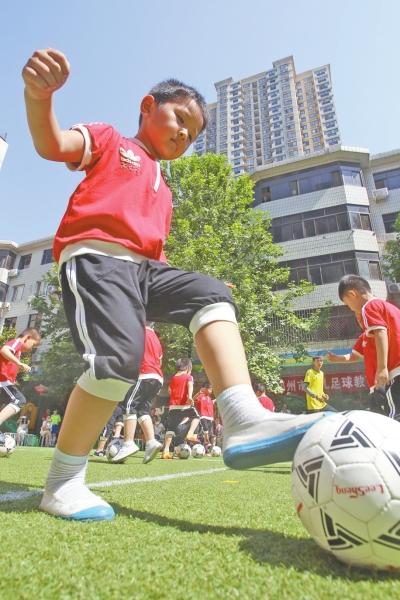 郑州11所校园足球特色幼儿园挂牌 具有示范意义