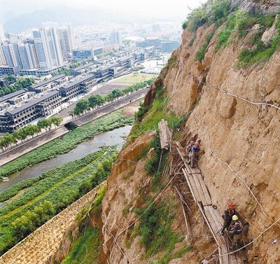 煤窑沟石煤矿矿区有上百年开采历史,现已闭坑.