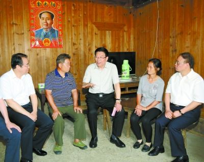 6月20日,省委书记,省人大常委会主任徐守盛来到芷江侗族自治县三道坑