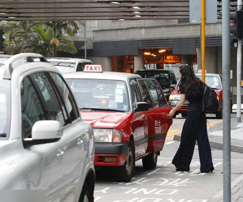 李连杰太太利智香港街边打车 54岁美人长发披肩身材好