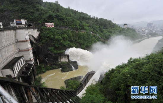 6月25日,湖北省宣恩县龙洞水库错峰泄洪,减小水库洪水对贡水河