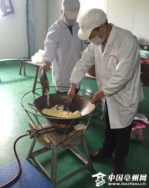 糕点师傅正在制作原料