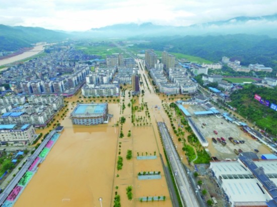 航拍:暴雨侵袭 榕江县城告急【图】