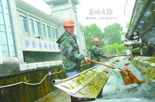 盐城市区闸站开足马力排涝水 内河水位得到控