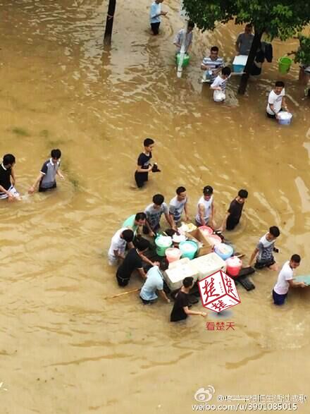 武汉高校男生暴雨中集体为女大学生送饭(图)