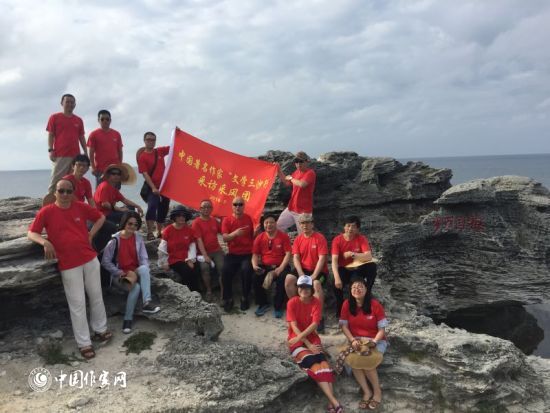 作家們赴石島餐館，在“祖國萬歲”前合影