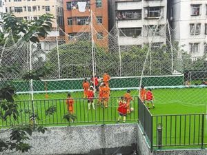 深圳梅林幼儿园教学楼顶变足球训练场