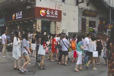 成都春熙路最火爆小吃店 门口长队很多都是托