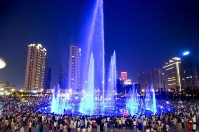 南通海安体育广场喷泉色彩斑斓 吸引市民观赏