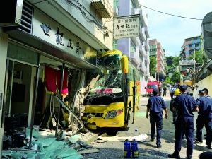 澳大利亚旅游大巴车祸 29名内地游客受伤