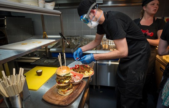 英男子成功挑战全球热量最高汉堡 包含1万卡热