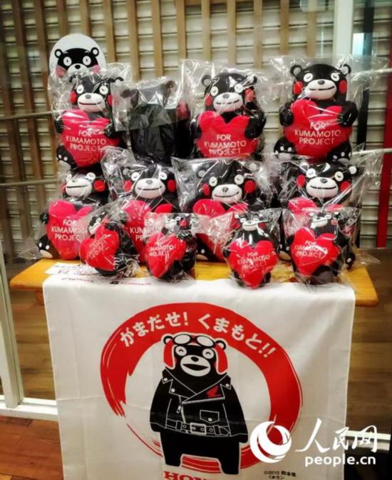 【熊部長辦公室】熊本熊（日語：くまモン，英語：Kumamon，官方中文名：酷MA萌）是日本熊本縣營業部長兼幸福部長、熊本縣地方吉祥物。作為熊本縣營業部長，酷MA萌擁有自己的辦公室的，地點位於熊本市鶴屋百貨的Kumamon廣場。到熊部長的辦公室前，記得先上部長的官方網頁查一下部長的行程，因為部長太忙了，幾乎每天都要參加各種活動，還要到外地出差，不是時時都在。如果查到哪天部長會待在辦公室，也要提前早早去排隊，因為要見熊部長的人實在太多太多。走進熊部長辦公室，你會看到一大堆獎杯和獎狀，還有熊部長和各路名人的合照。辦公室門口有留言本和信箱，你可以給熊部長留言或寫信，據說部長真的會一一閱讀。這裡還有很多當店限定的酷MA萌周邊商品售賣。圖為熊部長辦公室內陳列。