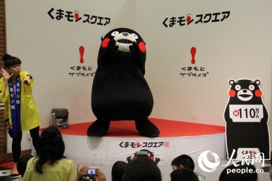 【熊部長辦公室】熊本熊（日語：くまモン，英語：Kumamon，官方中文名：酷MA萌）是日本熊本縣營業部長兼幸福部長、熊本縣地方吉祥物。作為熊本縣營業部長，酷MA萌擁有自己的辦公室的，地點位於熊本市鶴屋百貨的Kumamon廣場。到熊部長的辦公室前，記得先上部長的官方網頁查一下部長的行程，因為部長太忙了，幾乎每天都要參加各種活動，還要到外地出差，不是時時都在。如果查到哪天部長會待在辦公室，也要提前早早去排隊，因為要見熊部長的人實在太多太多。走進熊部長辦公室，你會看到一大堆獎杯和獎狀，還有熊部長和各路名人的合照。辦公室門口有留言本和信箱，你可以給熊部長留言或寫信，據說部長真的會一一閱讀。這裡還有很多當店限定的酷MA萌周邊商品售賣。圖為熊部長在辦公室表演區與訪客互動。