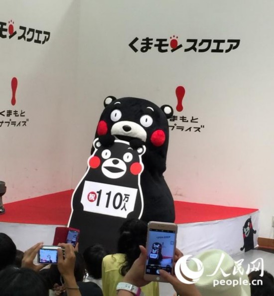 【熊部長辦公室】熊本熊（日語：くまモン，英語：Kumamon，官方中文名：酷MA萌）是日本熊本縣營業部長兼幸福部長、熊本縣地方吉祥物。作為熊本縣營業部長，酷MA萌擁有自己的辦公室的，地點位於熊本市鶴屋百貨的Kumamon廣場。到熊部長的辦公室前，記得先上部長的官方網頁查一下部長的行程，因為部長太忙了，幾乎每天都要參加各種活動，還要到外地出差，不是時時都在。如果查到哪天部長會待在辦公室，也要提前早早去排隊，因為要見熊部長的人實在太多太多。走進熊部長辦公室，你會看到一大堆獎杯和獎狀，還有熊部長和各路名人的合照。辦公室門口有留言本和信箱，你可以給熊部長留言或寫信，據說部長真的會一一閱讀。這裡還有很多當店限定的酷MA萌周邊商品售賣。圖為熊部長在辦公室表演區與訪客互動。