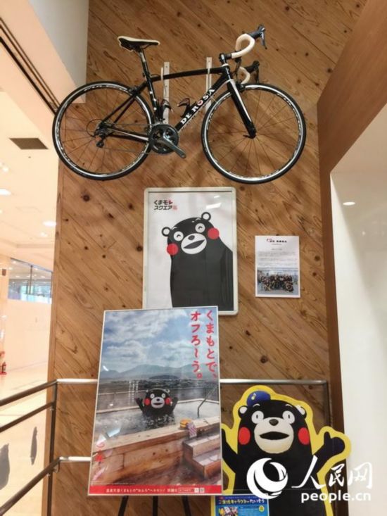 【熊部長辦公室】熊本熊（日語：くまモン，英語：Kumamon，官方中文名：酷MA萌）是日本熊本縣營業部長兼幸福部長、熊本縣地方吉祥物。作為熊本縣營業部長，酷MA萌擁有自己的辦公室的，地點位於熊本市鶴屋百貨的Kumamon廣場。到熊部長的辦公室前，記得先上部長的官方網頁查一下部長的行程，因為部長太忙了，幾乎每天都要參加各種活動，還要到外地出差，不是時時都在。如果查到哪天部長會待在辦公室，也要提前早早去排隊，因為要見熊部長的人實在太多太多。走進熊部長辦公室，你會看到一大堆獎杯和獎狀，還有熊部長和各路名人的合照。辦公室門口有留言本和信箱，你可以給熊部長留言或寫信，據說部長真的會一一閱讀。這裡還有很多當店限定的酷MA萌周邊商品售賣。