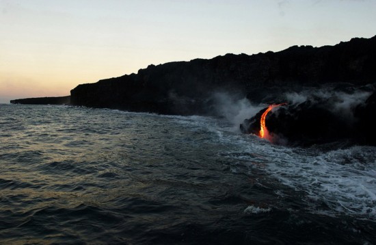 夏威夷火山爆发 高温熔浆流淌成奇观(高清组图