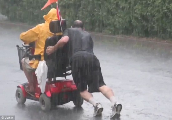 暖心!加拿大司机冒暴风雨推残疾人士上坡