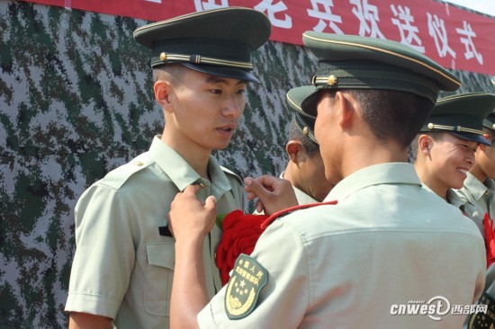 榆林百名武警老兵退伍卸衔 硬汉柔情告别警营