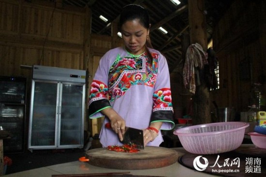 施成富老人的兒媳婦正在為來農家樂的游客准備飯菜