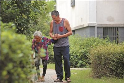 15年如一日 常州58岁保洁员带着91岁养母扫街