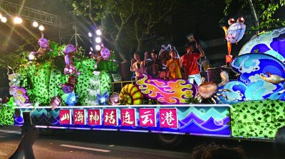连云港花车亮相上海旅游节 展现西游文化特色